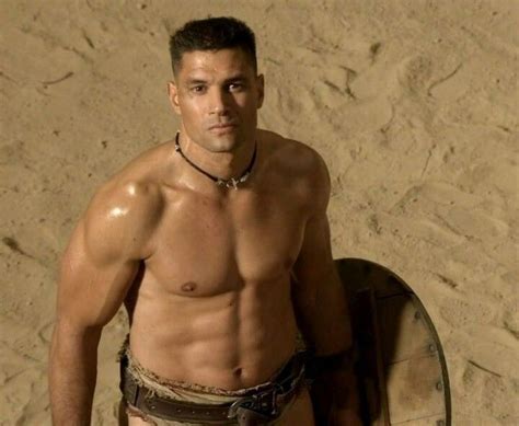 Male celebrity Manu Bennett shows his nude muscle ass